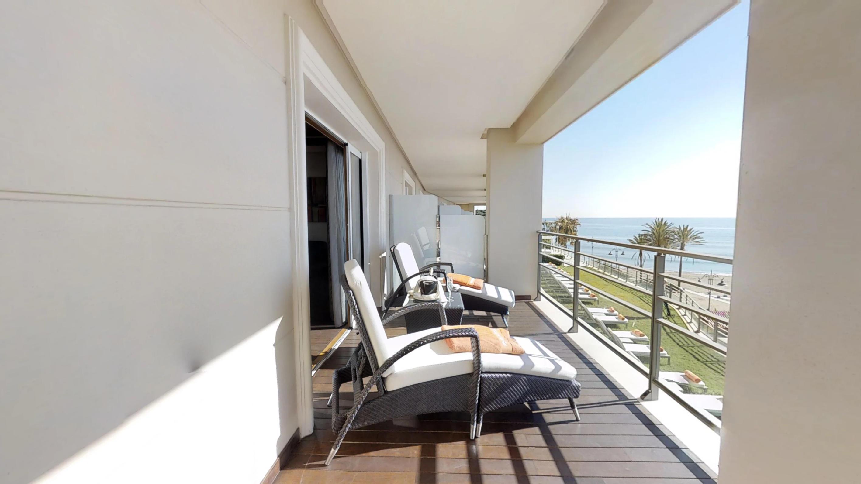 Vincci Seleccion Aleysa Hotel Benalmádena Exterior foto A balcony