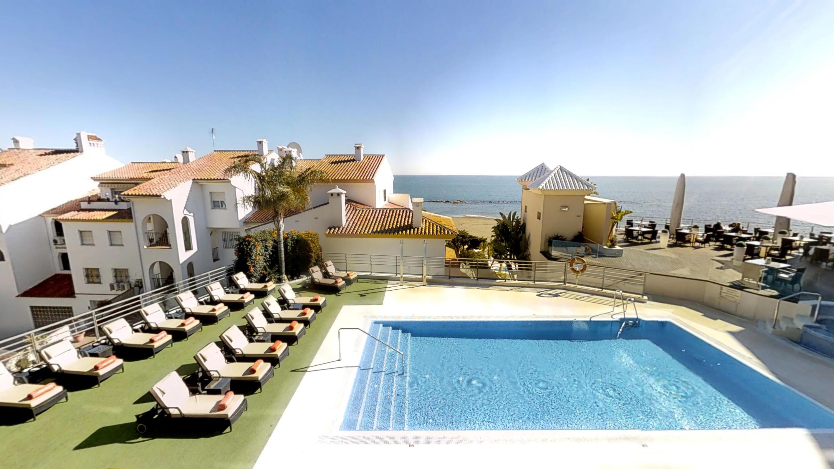 Vincci Seleccion Aleysa Hotel Benalmádena Exterior foto A swimming pool in Spain