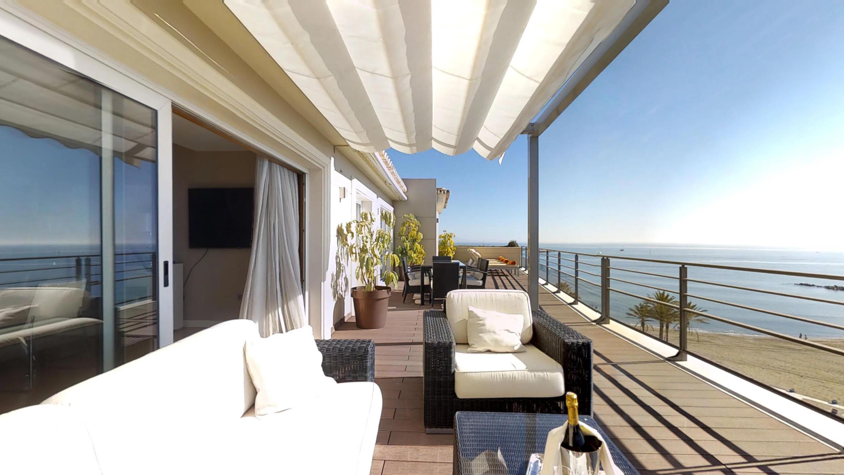 Vincci Seleccion Aleysa Hotel Benalmádena Exterior foto A balcony with a retractable awning