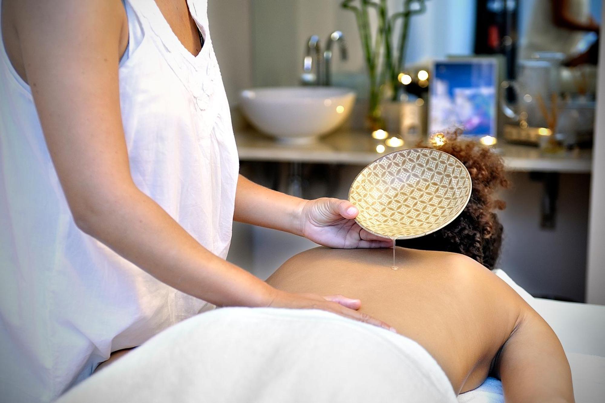 Vincci Seleccion Aleysa Hotel Benalmádena Exterior foto A practitioner performing a massage with a flower of life massage stone