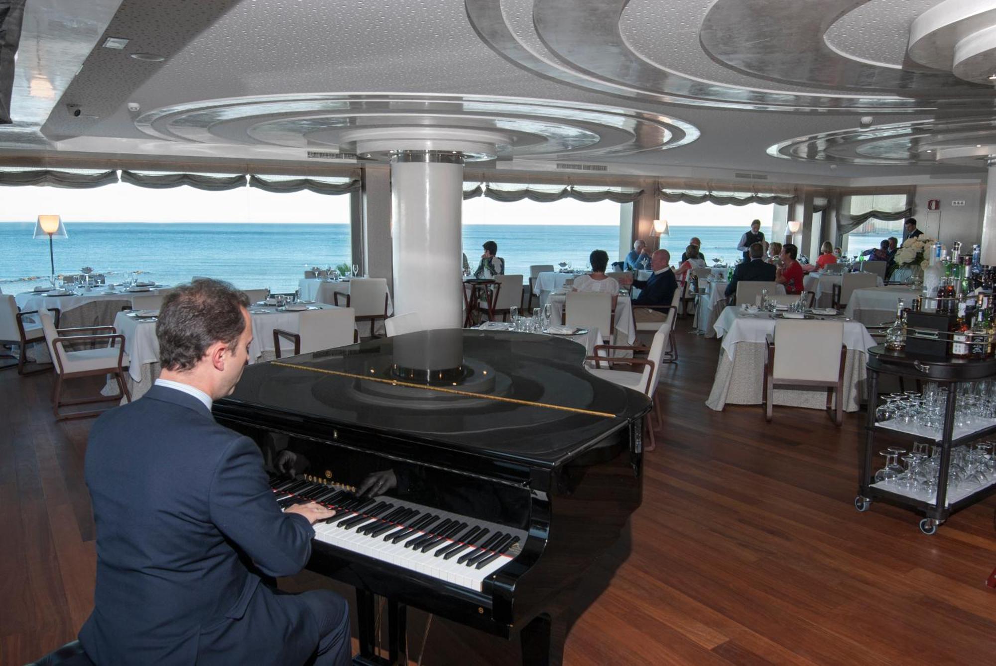 Vincci Seleccion Aleysa Hotel Benalmádena Exterior foto The restaurant on board