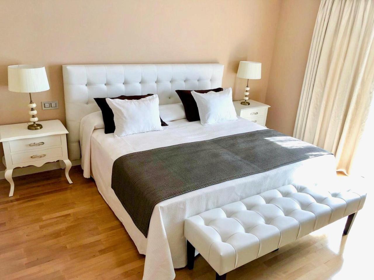 Vincci Seleccion Aleysa Hotel Benalmádena Exterior foto A bed with a bed runner